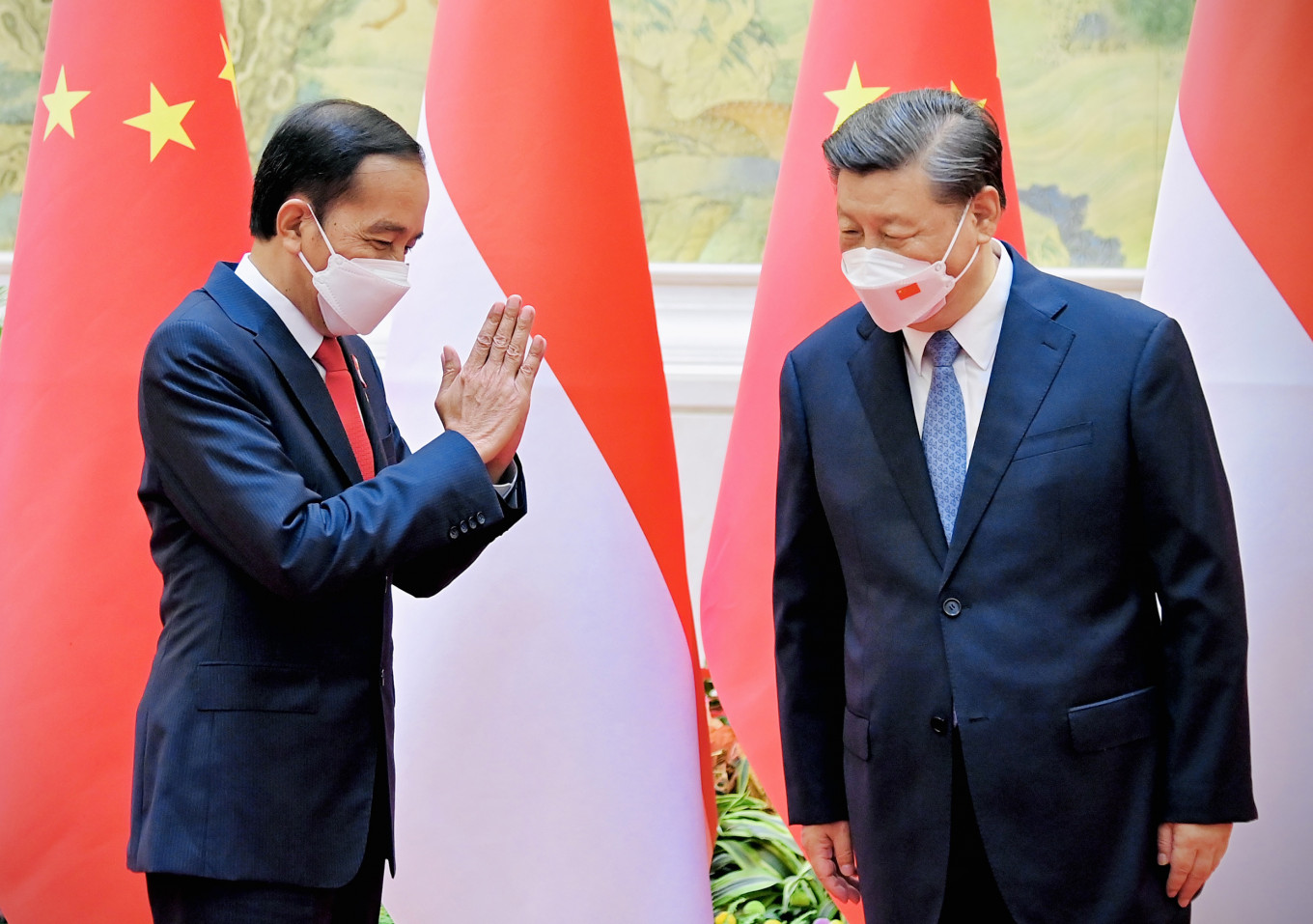 Business leaders from China and Indonesia discussing trade and investment opportunities.