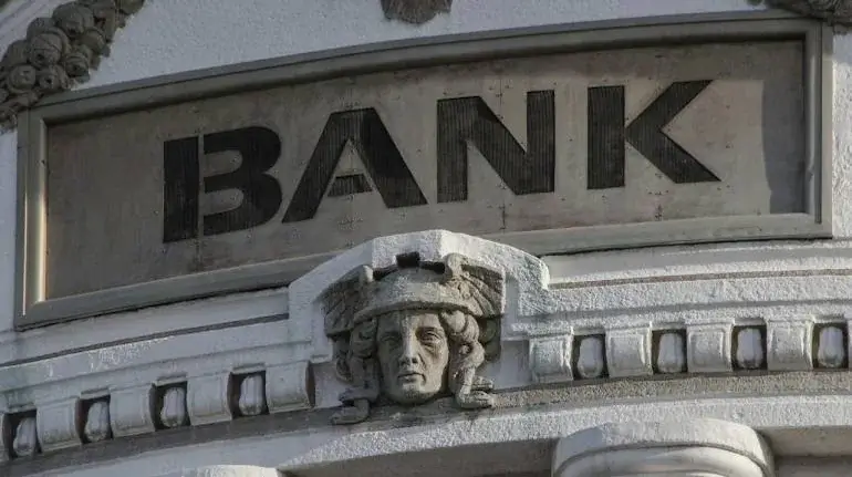 Innovative products and services offered by savings banks 