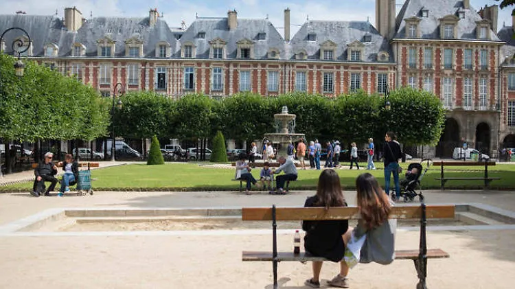 Place des Vosges: Mengungkap Sejarah yang Menarik di Paris