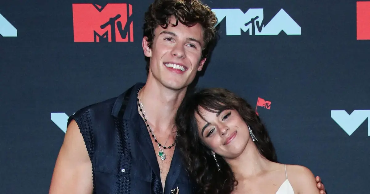 Ekspresi Shawn Mendes yang penuh emosi saat menyanyikan lagu favoritnya di depan penggemar yang antusias