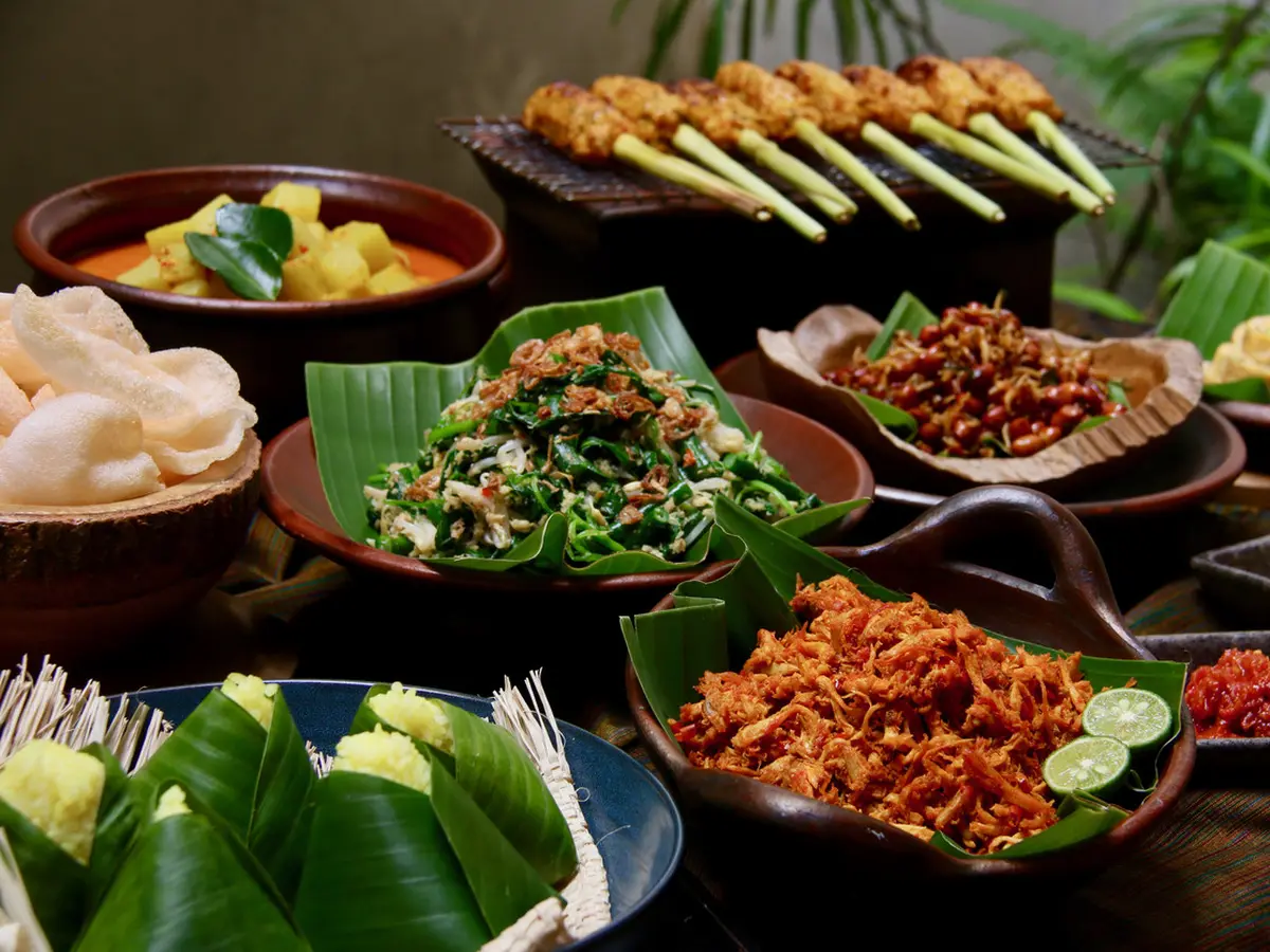 Menyantap Kuliner Lokal