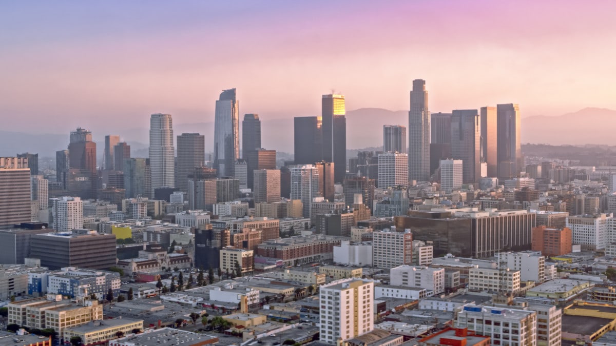 Pemandangan malam Los Angeles dengan cahaya kota yang berkilauan di bawah langit yang berbintang