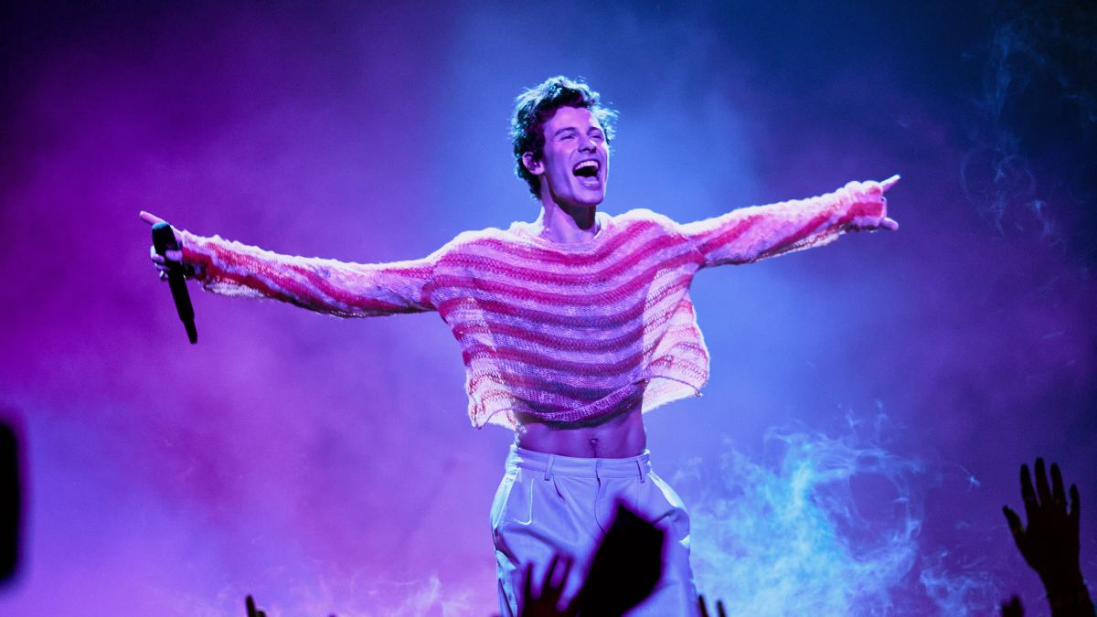  Shawn Mendes dengan senyum hangatnya