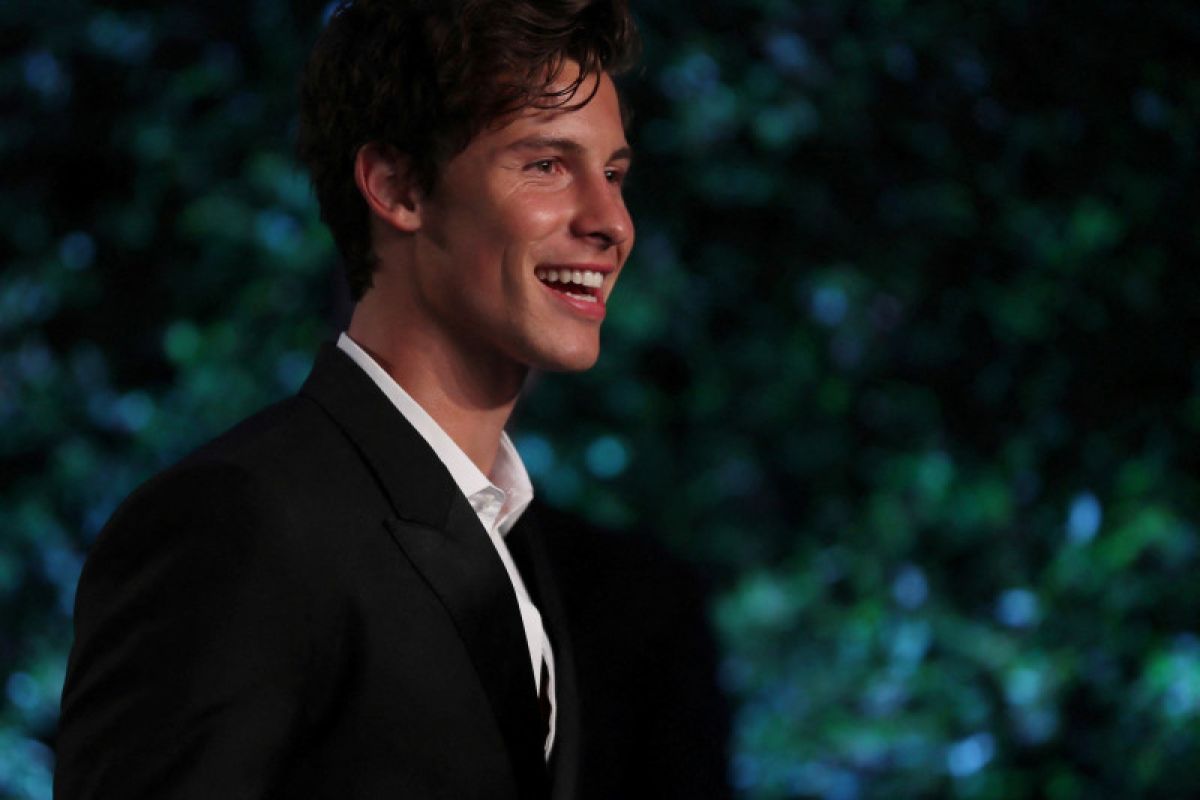 Shawn Mendes, penyanyi dan penulis lagu muda berbakat, tampil dengan karisma di atas panggung.