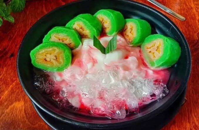 Es Pisang Ijo Segar: Hidangan tradisional Makassar yang menyegarkan