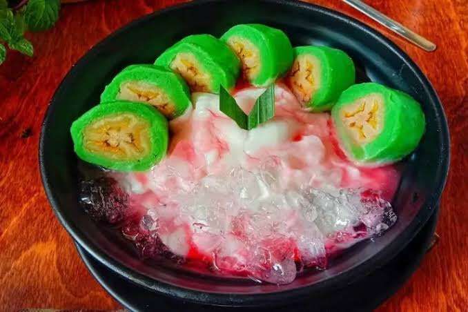 Es Pisang Ijo Segar: Hidangan tradisional Makassar yang menyegarkan