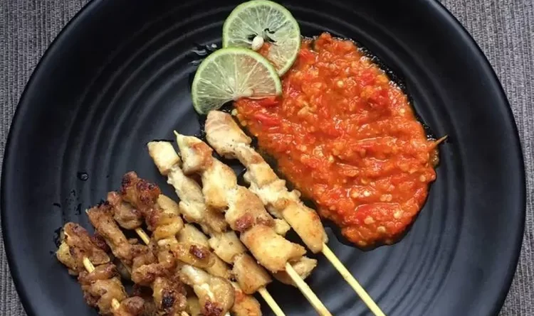 Sate Taichan Pedas: Sate ayam panggang dengan sambal rawit segar yang menggugah selera, cocok untuk pecinta rasa pedas