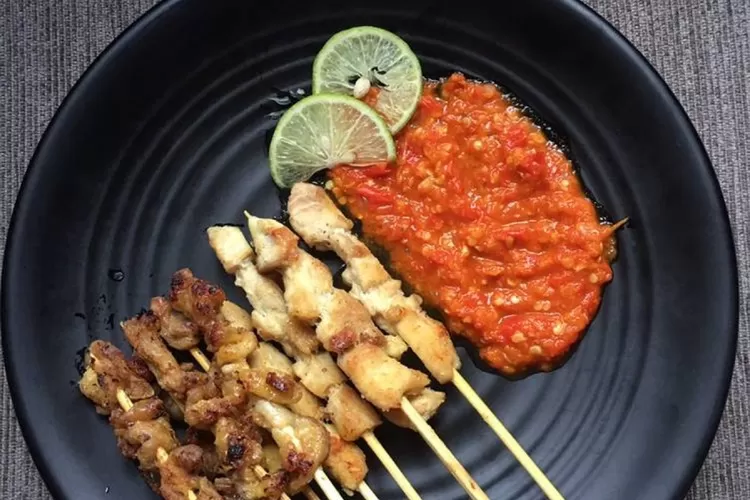 Sate Taichan Pedas: Sate ayam panggang dengan sambal rawit segar yang menggugah selera, cocok untuk pecinta rasa pedas
