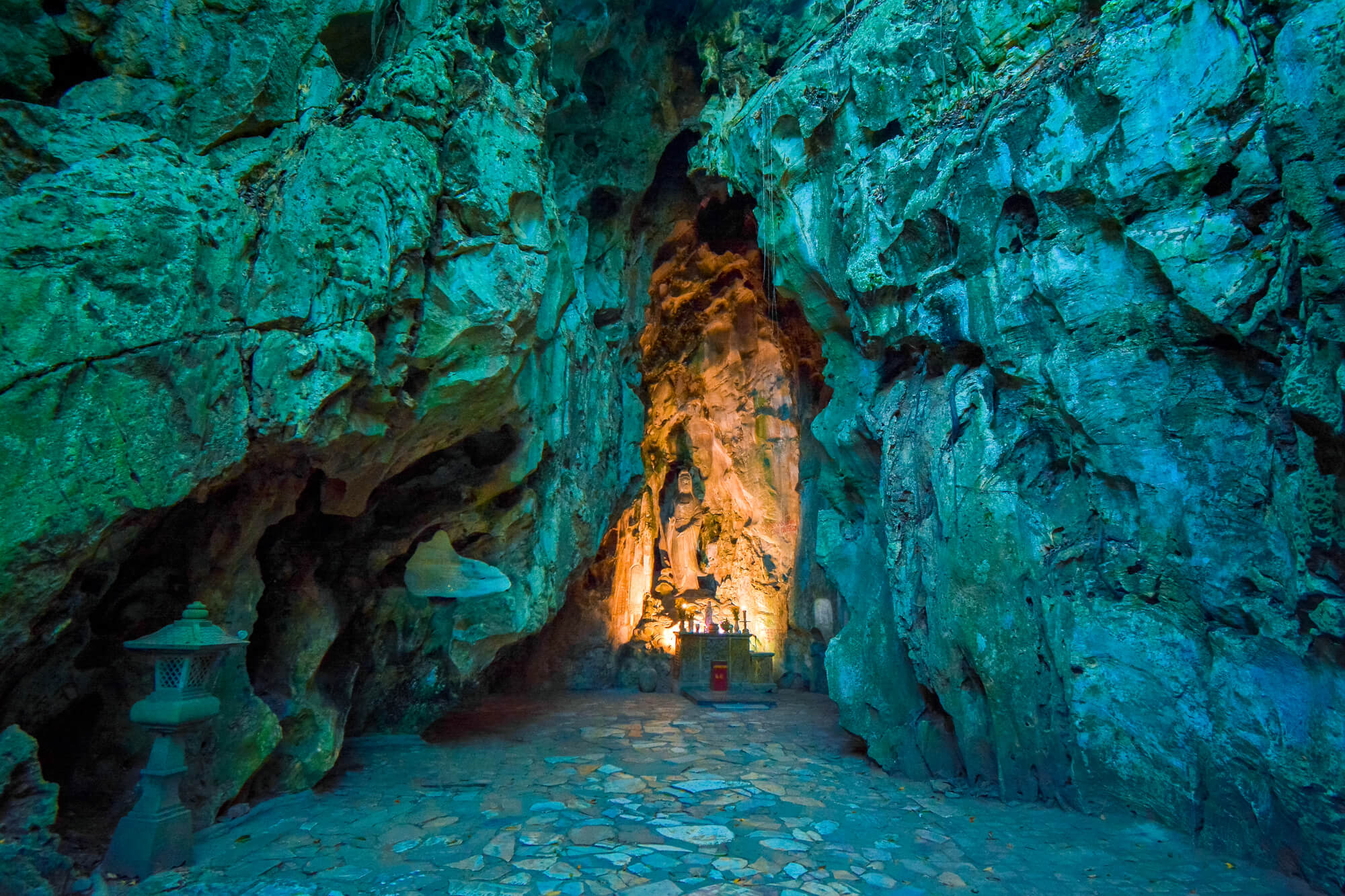 Edukasi dan Wisata Budaya di Marble Mountains