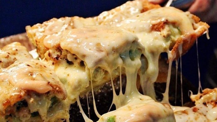 Martabak Mozzarella Leleh: Potongan martabak mozzarella yang menggoda, dengan keju leleh yang melimpah di setiap gigitan