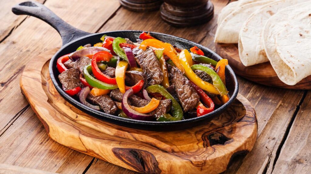 Hidangan sapi tumis paprika yang menggugah selera dengan potongan daging sapi empuk dan paprika berwarna cerah
