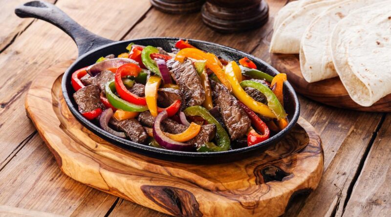 Hidangan sapi tumis paprika yang menggugah selera dengan potongan daging sapi empuk dan paprika berwarna cerah