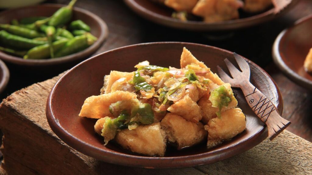Tahu gejrot khas Cirebon dengan tahu goreng renyah yang disiram kuah asam pedas manis, siap menggugah selera