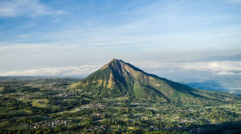 Pemandangan menakjubkan dari puncak Gunung Andong yang menawarkan panorama 360 derajat dengan latar belakang Gunung Merbabu dan Gunung Merapi