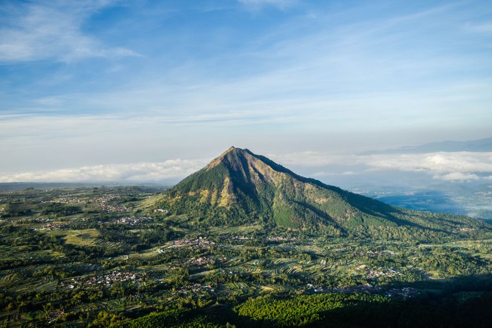 Pemandangan menakjubkan dari puncak Gunung Andong yang menawarkan panorama 360 derajat dengan latar belakang Gunung Merbabu dan Gunung Merapi