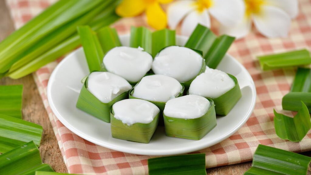 Kue Jojorong khas Banten, disajikan dalam daun pisang dengan tekstur lembut dan rasa manis gula merah yang menggoda