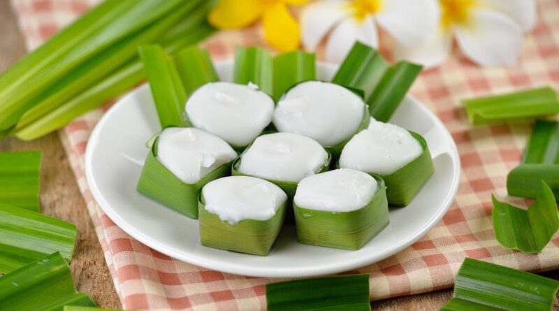 Kue Jojorong khas Banten, disajikan dalam daun pisang dengan tekstur lembut dan rasa manis gula merah yang menggoda