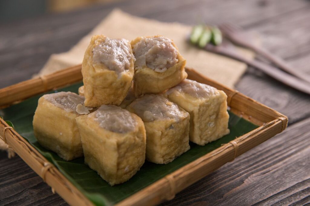 Baso tahu khas Sunda, tahu lembut yang diisi adonan daging ikan, disajikan dengan bumbu kacang gurih dan pelengkap segar