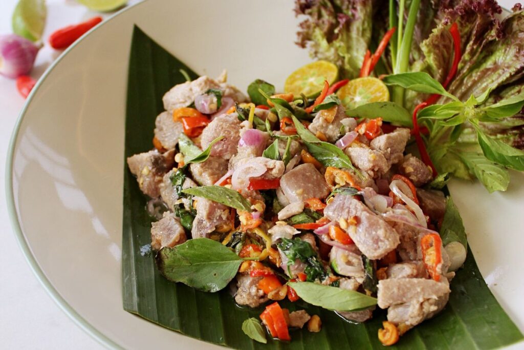 Gohu ikan khas Maluku Utara, sajian segar dengan ikan mentah, jeruk nipis, kemangi, dan cabai rawit