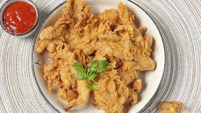 Sepiring jamur goreng tepung renyah dengan lapisan tepung gurih, camilan sempurna untuk segala suasana