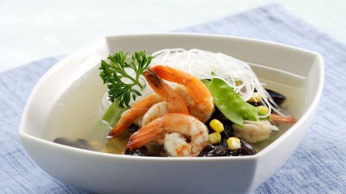 Semangkuk sup udang jamur merang yang hangat dengan kuah bening, potongan wortel, dan udang segar