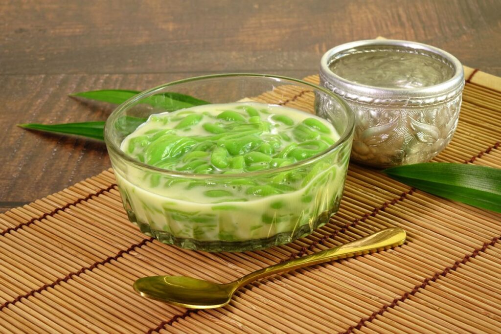 Segelas cendol sagu yang kenyal dan segar, disajikan dengan sirup gula merah dan santan, sempurna untuk melepas dahaga