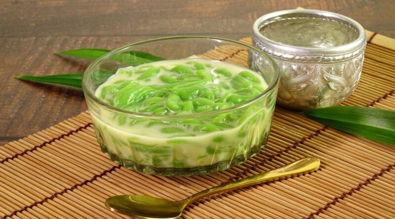 Segelas cendol sagu yang kenyal dan segar, disajikan dengan sirup gula merah dan santan, sempurna untuk melepas dahaga