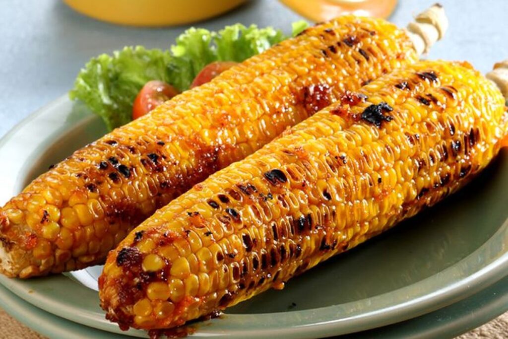 Jagung bakar pedas yang gurih dan nikmat, sempurna untuk camilan malam bersama keluarga