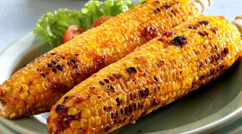 Jagung bakar pedas yang gurih dan nikmat, sempurna untuk camilan malam bersama keluarga