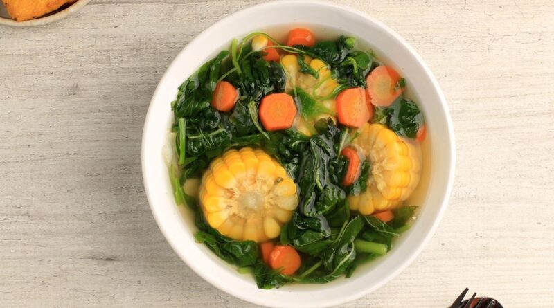 Semangkuk sayur asem segar dengan isian lengkap seperti jagung, labu siam, kacang panjang, dan melinjo