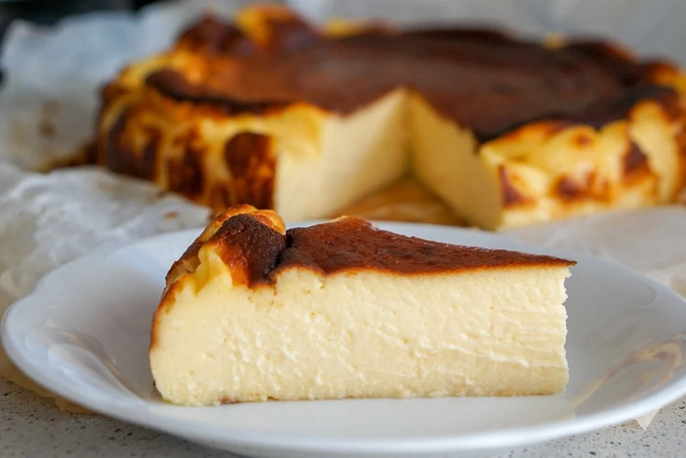 Burnt cheese cake yang baru keluar dari oven dengan permukaan cokelat keemasan yang menggoda