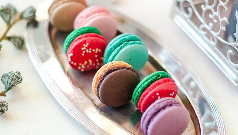 Macaron Natal dengan warna cerah, sempurna untuk menghiasi meja perayaan