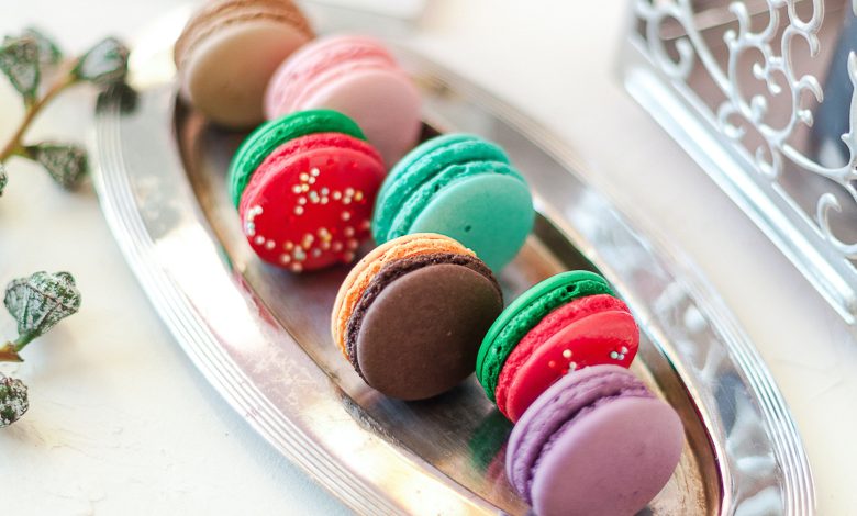 Macaron Natal dengan warna cerah, sempurna untuk menghiasi meja perayaan
