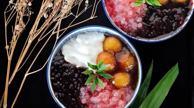 Seporsi Bubur Kampiun Tradisional: Mangkuk Bubur Kampiun dengan perpaduan bubur sumsum