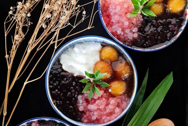 Seporsi Bubur Kampiun Tradisional: Mangkuk Bubur Kampiun dengan perpaduan bubur sumsum