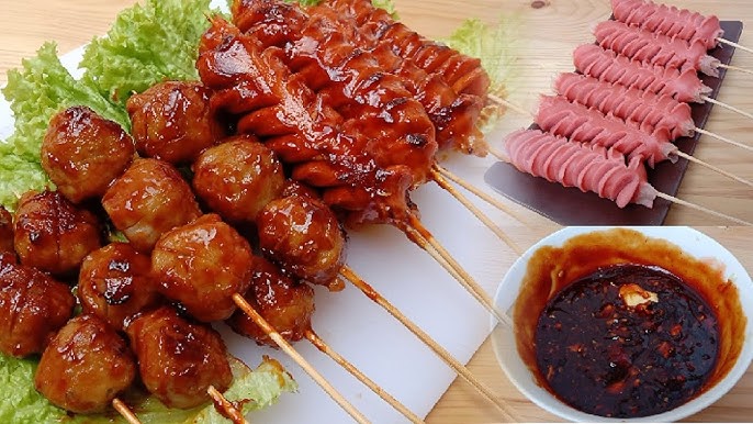 Sosis saus barbeque gurih dengan lapisan saus yang meresap sempurna, disajikan hangat dengan irisan paprika dan bawang bombay