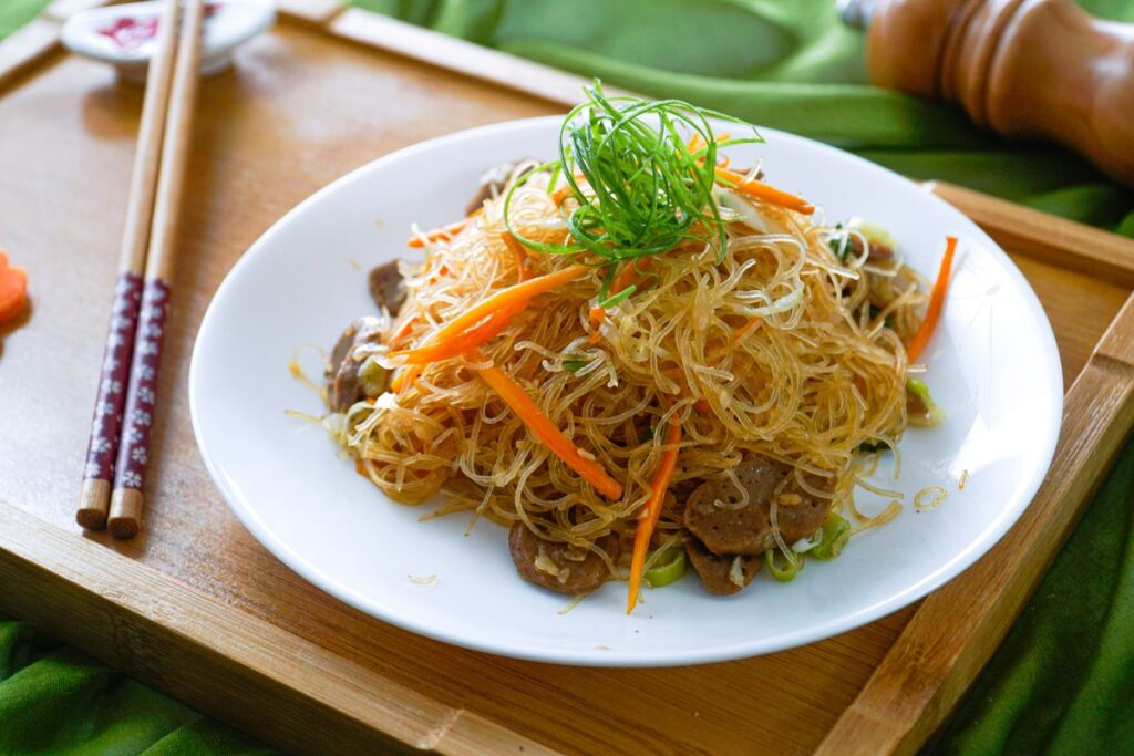 Sepiring bihun goreng lezat dengan campuran ayam, udang, dan sayuran segar