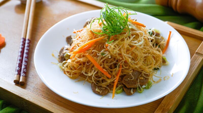 Sepiring bihun goreng lezat dengan campuran ayam, udang, dan sayuran segar