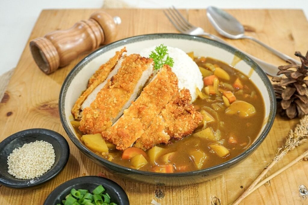 Sepiring ayam katsu Jepang yang renyah dan berwarna keemasan
