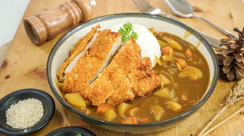 Sepiring ayam katsu Jepang yang renyah dan berwarna keemasan