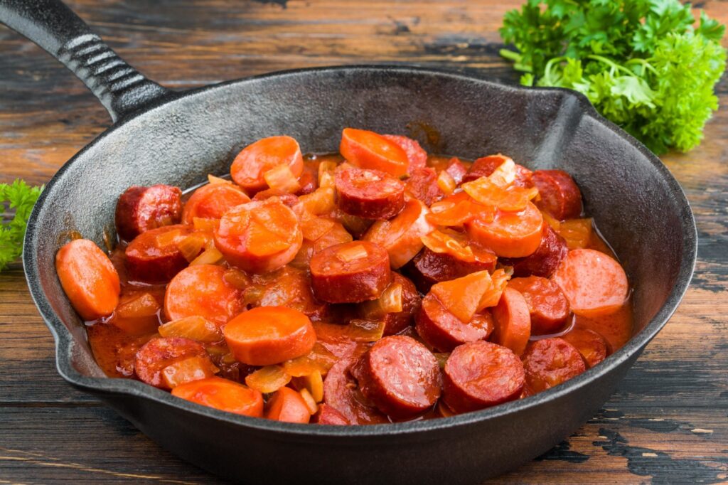 Sepiring sosis saus pedas yang menggoda