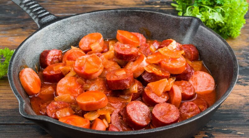 Sepiring sosis saus pedas yang menggoda