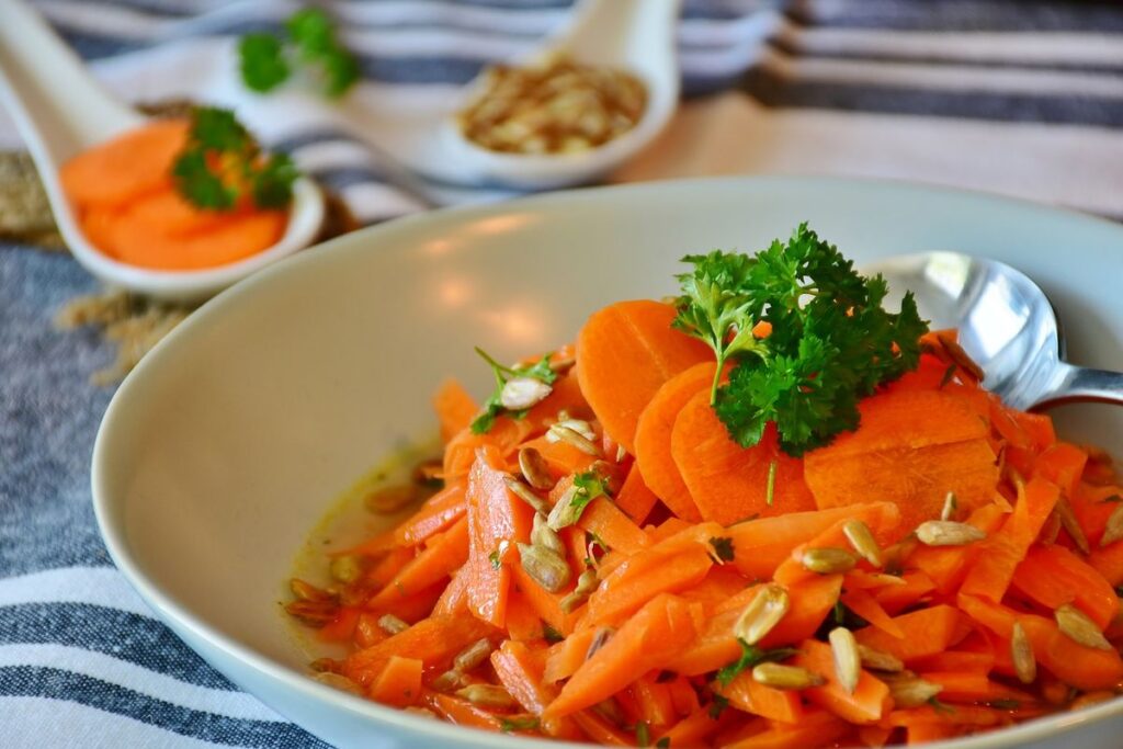 Sepiring Wortel Rebus segar dengan warna oranye cerah, siap disantap sebagai makanan sehat dan bernutrisi