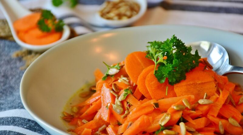 Sepiring Wortel Rebus segar dengan warna oranye cerah, siap disantap sebagai makanan sehat dan bernutrisi