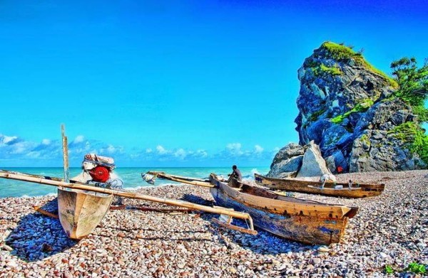 Pesona Pantai Kolbano: Batu Warna-warni dan Laut Biru yang Menakjubkan
