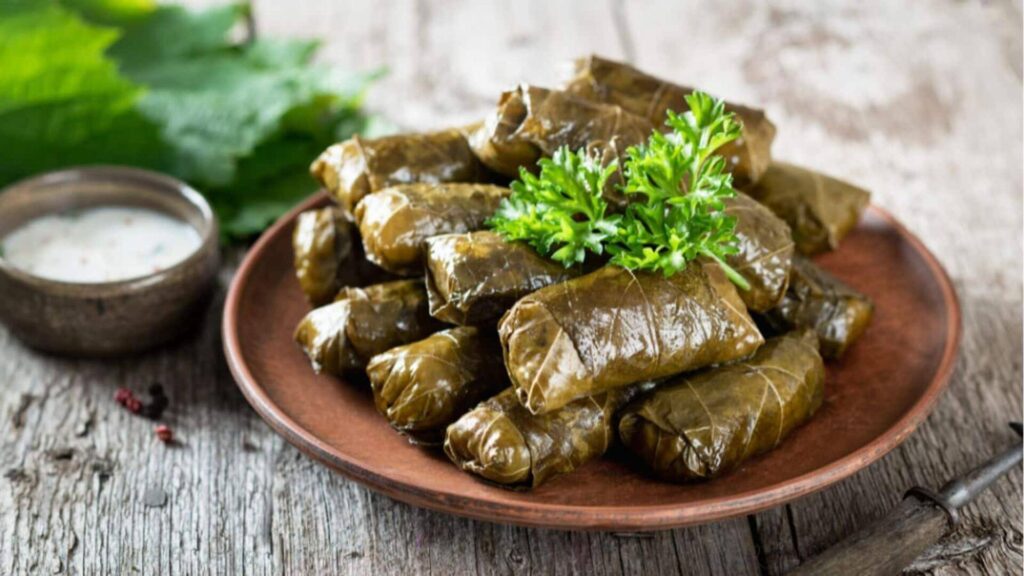 Dolmades Daun Anggur: Perpaduan Daun Asam dan Nasi Berbumbu