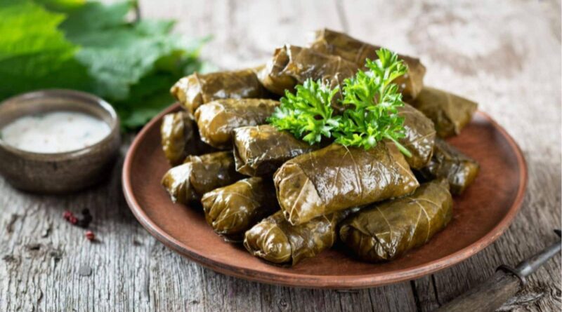 Dolmades Daun Anggur: Perpaduan Daun Asam dan Nasi Berbumbu