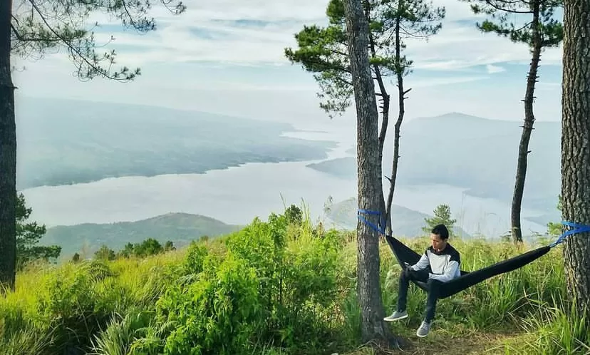 Pusuk Buhit Samosir: Kisah Sunyi di Puncak Legenda yang Bikin Hati Pulang