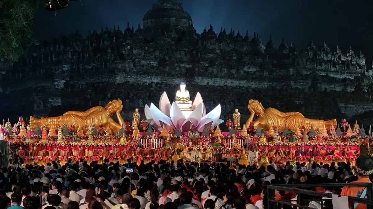 Harmoni Dalam Langkah Pindapata dan Kebajikan Ritual Waisak